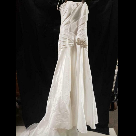 Allure Off white Strapless Wedding gown dress 8 - Picture 8 of 10